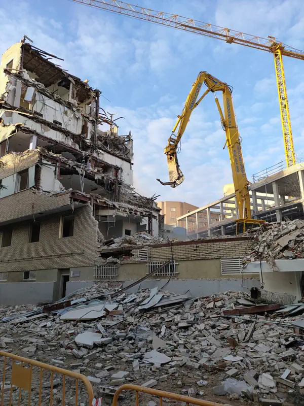 Demoliciones integrales en Madrid con maquinaria avanzada