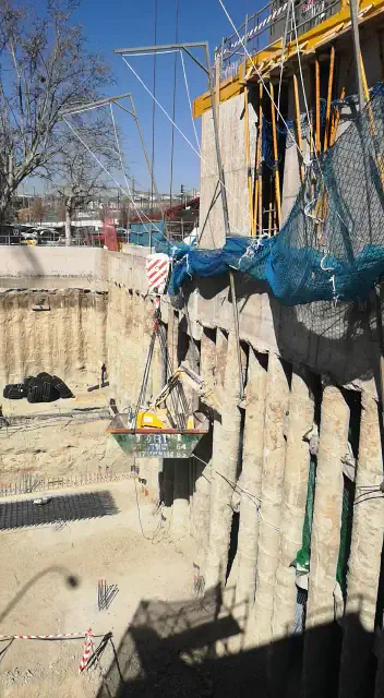 Demolicion-de-pilotes-con-robot demolición con robot suspendido con una grua