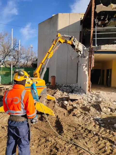 operario-con-robot-demolicion demolición controlada con robot